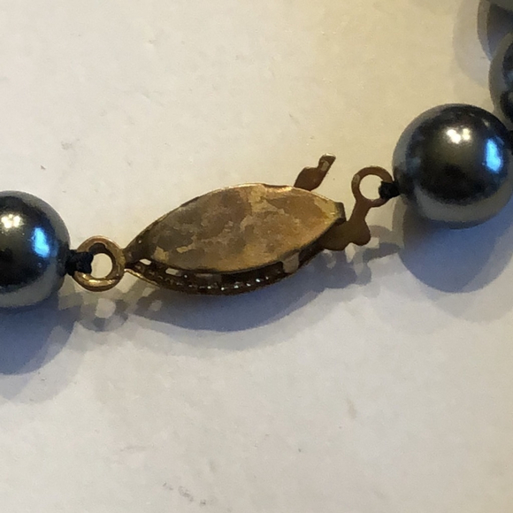 Vintage Dark Gray Faux Pearl Classic Single Strand Necklace - Picture 5 of 5